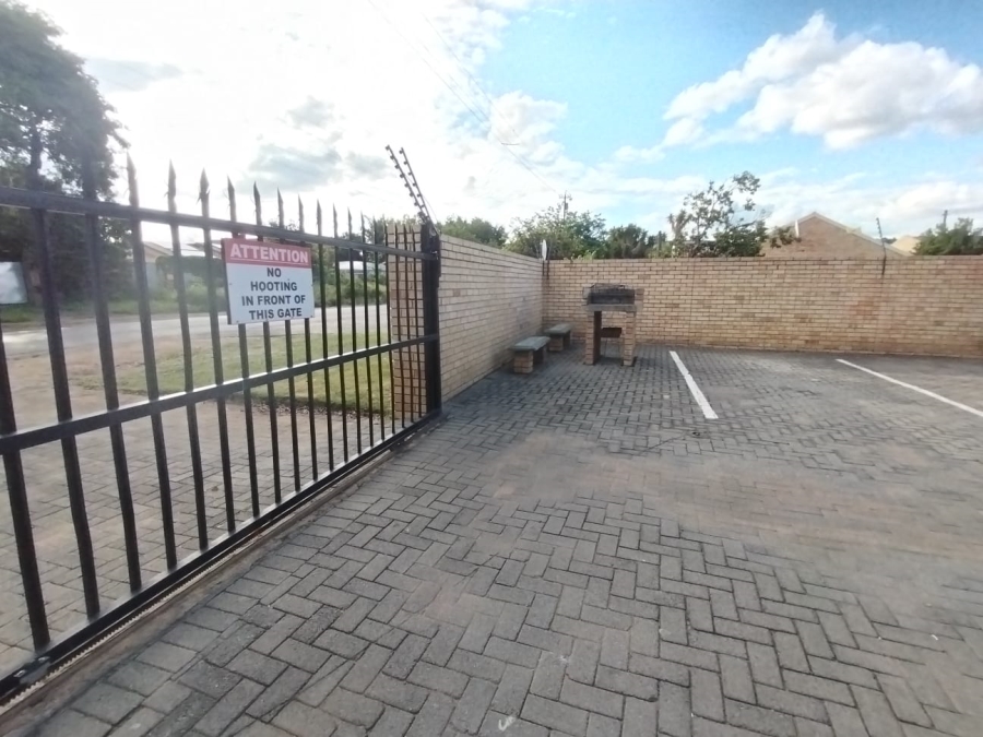 2 Bedroom Property for Sale in Lower Bo-dorp North West